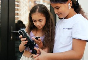 Ilustração do post Segurança dentro e fora da escola: o pátio, a palma da mão e o ECA Digital