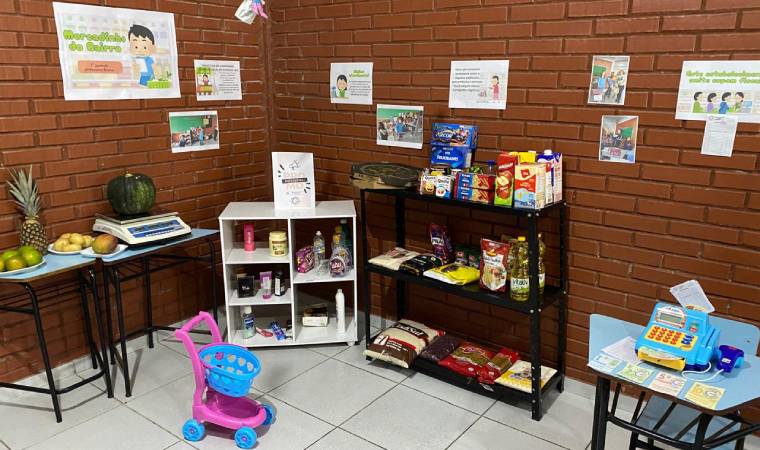 Crianças construíram mercadinho na escola para estudar os impostos e notas fiscais