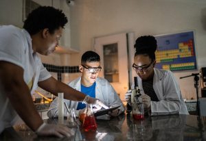 Ilustração do post Como avaliar projetos STEM na escola? Aprenda com curso gratuito e prático para professores