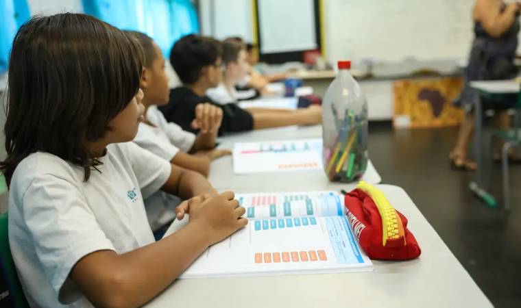 Alunos realizam atividade pedag&oacute;gica em sala de aula